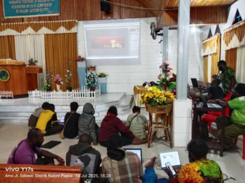 Naftali Pekei saat memandu pelatihan desain grafis spanduk Natal di Gedung Gereja Efata, Senin (14/7/2025).