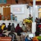 Naftali Pekei saat memandu pelatihan desain grafis spanduk Natal di Gedung Gereja Efata, Senin (14/7/2025).
