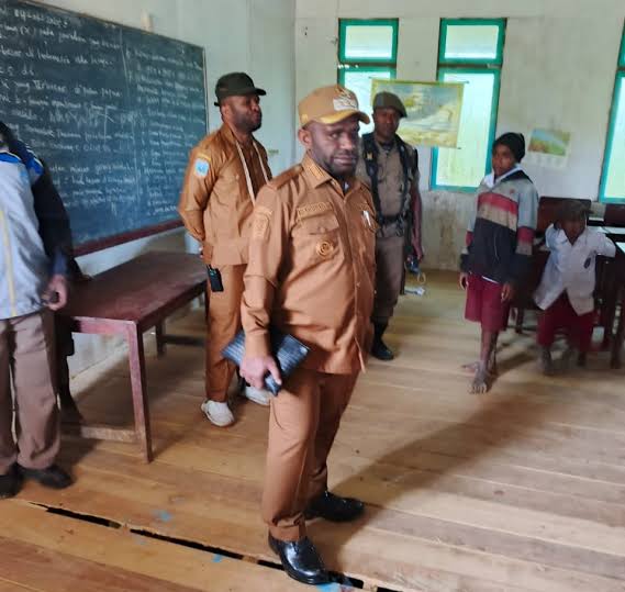 Bupati Deiyai Melkianus Mote saat melakukan sidak di salah satu sekolah di Kabupaten Deiyai, Papua Tengah, 14 Juli 2025.