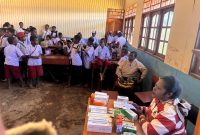 Petugas kesehatan sedang melakukan pemeriksaan kepada siswa SMP YPPGI Tenedagi dalam program Cek Kesehatan Gratis yang digelar Dinas Kesehatan Deiyai, Papua Tengah, Selasa (29/7/2025).