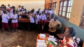 Petugas kesehatan sedang melakukan pemeriksaan kepada siswa SMP YPPGI Tenedagi dalam program Cek Kesehatan Gratis yang digelar Dinas Kesehatan Deiyai, Papua Tengah, Selasa (29/7/2025).