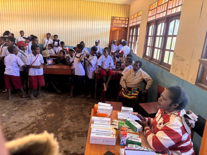 Petugas kesehatan sedang melakukan pemeriksaan kepada siswa SMP YPPGI Tenedagi dalam program Cek Kesehatan Gratis yang digelar Dinas Kesehatan Deiyai, Papua Tengah, Selasa (29/7/2025).