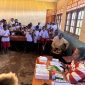 Petugas kesehatan sedang melakukan pemeriksaan kepada siswa SMP YPPGI Tenedagi dalam program Cek Kesehatan Gratis yang digelar Dinas Kesehatan Deiyai, Papua Tengah, Selasa (29/7/2025).