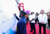 Bupati Deiyai, Melkianus Mote (tengah), bersama kepala daerah se-Papua Tengah saat menandatangani komitmen bersama dalam deklarasi "Papua Tengah Bebas Malaria" di Nabire, Kamis (1/8/2025).