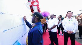 Bupati Deiyai, Melkianus Mote (tengah), bersama kepala daerah se-Papua Tengah saat menandatangani komitmen bersama dalam deklarasi 