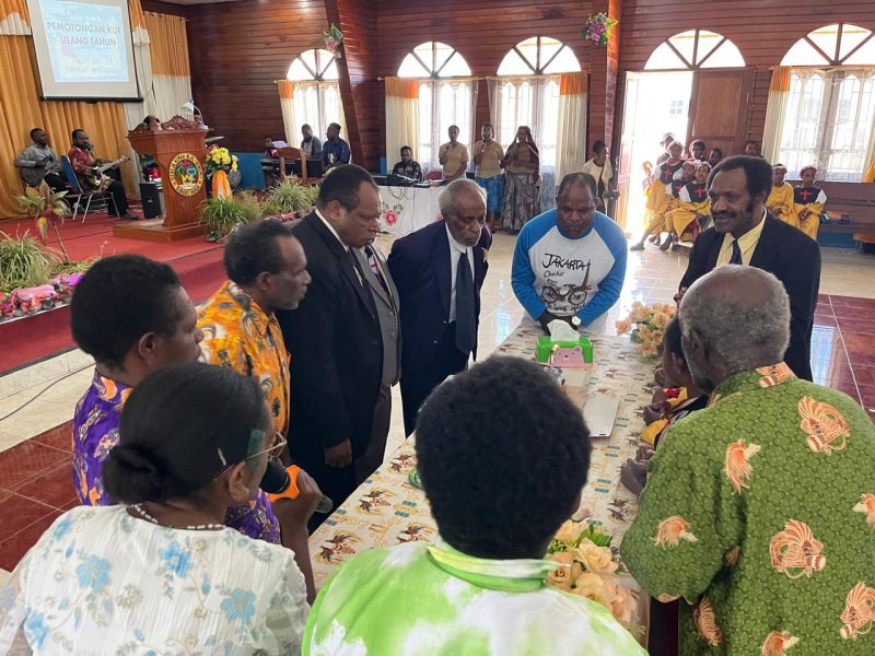 Suasana Pemotongan kue ulang tahun ke 73 oleh beberapa perwakilan yang dipanggil pemandu. 1 Agustus 2025.