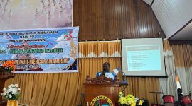 Wakil Bupati Deiyai Ayub Pigome saat menyampaikan sambutan di HUT ke 73 Jemaat Antiokhia wakeitei, pada 1 Agustus 2025.