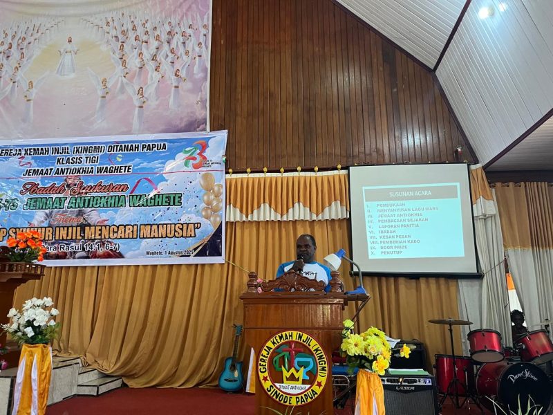 Wakil Bupati Deiyai Ayub Pigome saat menyampaikan sambutan di HUT ke 73 Jemaat Antiokhia wakeitei, pada 1 Agustus 2025.