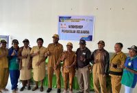 Kepala DP3AKB Deiyai Robby Bobii bersama stafnya foto bersama di ruang Workshop. 