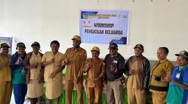 Kepala DP3AKB Deiyai Robby Bobii bersama stafnya foto bersama di ruang Workshop. 