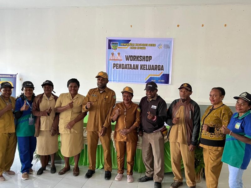 Kepala DP3AKB Deiyai Robby Bobii bersama stafnya foto bersama di ruang Workshop. 