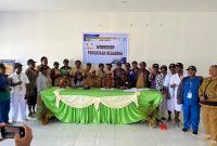Kepala DP3AKB Kabupaten Deiyai, Roby Bobii, S.Ip, bersama ASN dan staf foto bersama usai kegiatan workshop. 