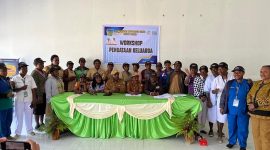 Kepala DP3AKB Kabupaten Deiyai, Roby Bobii, S.Ip, bersama ASN dan staf foto bersama usai kegiatan workshop. 