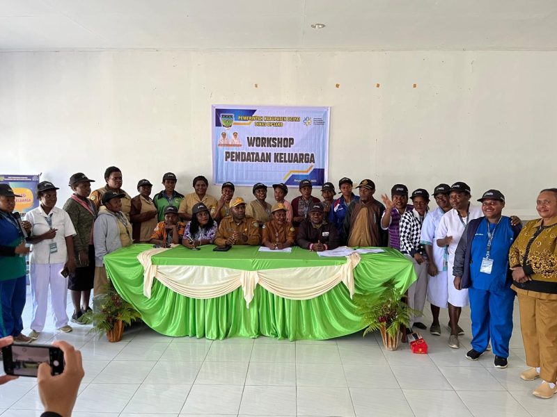 Kepala DP3AKB Kabupaten Deiyai, Roby Bobii, S.Ip, bersama ASN dan staf foto bersama usai kegiatan workshop. 