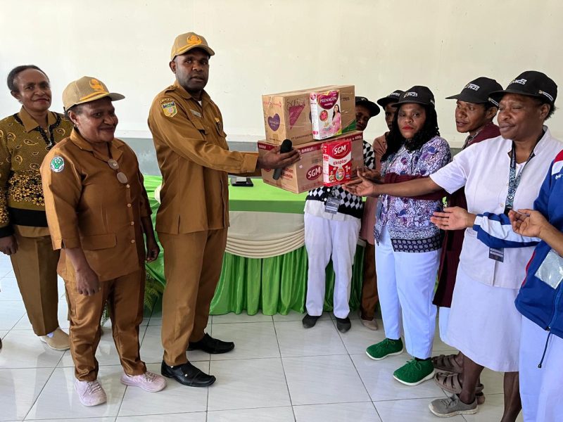 Kepala DP3AKB Deiyai, Robby Bobii, S.Ip menyerahkan secara simbolis Susu SGM kepada perwakilan petugas Puskesmas dari lima distrik dan RSUD Pratama Waghete.