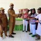 Kepala DP3AKB Deiyai, Robby Bobii, S.Ip menyerahkan secara simbolis Susu SGM kepada perwakilan petugas Puskesmas dari lima distrik dan RSUD Pratama Waghete.