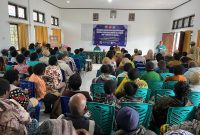 Wakil Bupati Deiyai, Ayub Pigome, bersama Ketua Harian Dekranasda, Ny. Elisabeth Aibekob Goo, saat membuka kegiatan sosialisasi dan pendataan UMKM dan pengrajin OAP di Aula Setda Deiyai, Selasa (5/8/2025).
