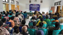 Wakil Bupati Deiyai, Ayub Pigome, bersama Ketua Harian Dekranasda, Ny. Elisabeth Aibekob Goo, saat membuka kegiatan sosialisasi dan pendataan UMKM dan pengrajin OAP di Aula Setda Deiyai, Selasa (5/8/2025).
