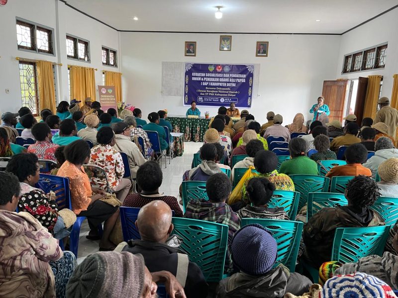 Wakil Bupati Deiyai, Ayub Pigome, bersama Ketua Harian Dekranasda, Ny. Elisabeth Aibekob Goo, saat membuka kegiatan sosialisasi dan pendataan UMKM dan pengrajin OAP di Aula Setda Deiyai, Selasa (5/8/2025).
