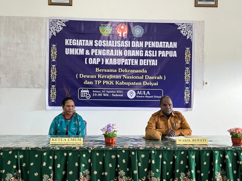 Wakil Bupati Deiyai, Ayub Pigome, saat membuka kegiatan sosialisasi dan pendataan UMKM dan pengrajin OAP di Aula Setda Deiyai, Selasa (5/8/2025).