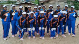 Tim Distrik Bouwobado berbaris dengan semangat siap mengikuti lomba gerak jalan perdana dalam rangka HUT RI ke-80 di Wagete, Kabupaten Deiyai.