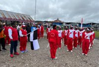 Bupati Deiyai Melkianus Mote membuka secara resmi lomba gerak jalan HUT RI ke-80 di Lapangan Thomas Adii, Waghete, 8 Agustus 2025. Tampak peserta dari berbagai kalangan bersiap memulai lomba.