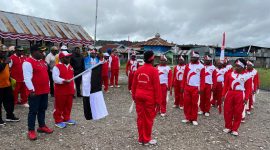 Bupati Deiyai Melkianus Mote membuka secara resmi lomba gerak jalan HUT RI ke-80 di Lapangan Thomas Adii, Waghete, 8 Agustus 2025. Tampak peserta dari berbagai kalangan bersiap memulai lomba.
