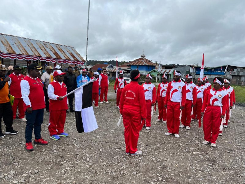 Bupati Deiyai Melkianus Mote membuka secara resmi lomba gerak jalan HUT RI ke-80 di Lapangan Thomas Adii, Waghete, 8 Agustus 2025. Tampak peserta dari berbagai kalangan bersiap memulai lomba.