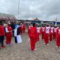 Bupati Deiyai Melkianus Mote membuka secara resmi lomba gerak jalan HUT RI ke-80 di Lapangan Thomas Adii, Waghete, 8 Agustus 2025. Tampak peserta dari berbagai kalangan bersiap memulai lomba.