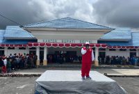 Bupati Deiyai Melkianus Mote saat memberikan sambutan penutupan Lomba Gerak Jalan HUT RI ke-80 di Halaman Kantor Bupati, Wagete – Jumat, 8 Agustus 2025.
