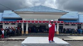 Bupati Deiyai Melkianus Mote saat memberikan sambutan penutupan Lomba Gerak Jalan HUT RI ke-80 di Halaman Kantor Bupati, Wagete – Jumat, 8 Agustus 2025.