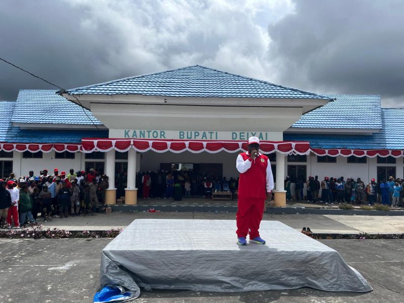 Bupati Deiyai Melkianus Mote saat memberikan sambutan penutupan Lomba Gerak Jalan HUT RI ke-80 di Halaman Kantor Bupati, Wagete – Jumat, 8 Agustus 2025.