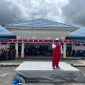 Bupati Deiyai Melkianus Mote saat memberikan sambutan penutupan Lomba Gerak Jalan HUT RI ke-80 di Halaman Kantor Bupati, Wagete – Jumat, 8 Agustus 2025.