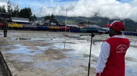 Bupati Deiyai Melkianus Mote, ST saat membuka lomba gerak jalan di Lapangan Thomas Adii Wagete, 8 Agustus 2025. 