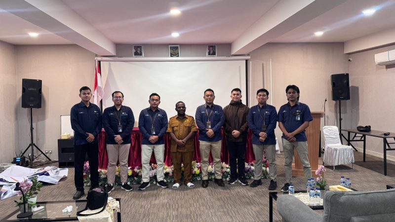 Bupati Deiyai Melkianus Mote bersama Manajer staff PLN Nabire membahas percepatan pemerataan listrik di wilayah pedesaan Kabupaten Deiyai.