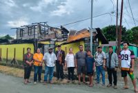 Anggota DPRK Nabire, Musa Mallisa, bersama pengurus Partai Perindo usai menyerahkan bantuan kepada keluarga Marten Talebong, korban kebakaran di Kota Lama Nabire, Rabu (13/8/2025).
