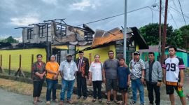 Anggota DPRK Nabire, Musa Mallisa, bersama pengurus Partai Perindo usai menyerahkan bantuan kepada keluarga Marten Talebong, korban kebakaran di Kota Lama Nabire, Rabu (13/8/2025).

