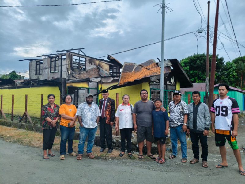 Anggota DPRK Nabire, Musa Mallisa, bersama pengurus Partai Perindo usai menyerahkan bantuan kepada keluarga Marten Talebong, korban kebakaran di Kota Lama Nabire, Rabu (13/8/2025).
