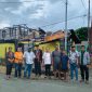 Anggota DPRK Nabire, Musa Mallisa, bersama pengurus Partai Perindo usai menyerahkan bantuan kepada keluarga Marten Talebong, korban kebakaran di Kota Lama Nabire, Rabu (13/8/2025).
