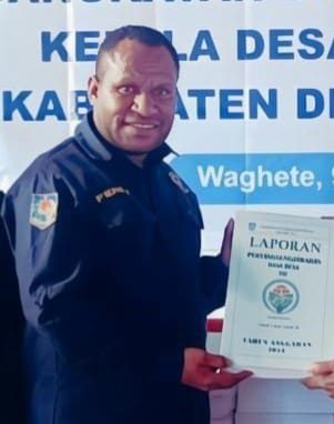 Dr. Ferdinand Pakage, MM., MAP di ruangan Rapat DPMK Kabupaten Deiyai, Rabu 13 Agustus 2025. 