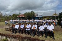 Wakil Bupati Ayub Pigome bersama kepala-kepala OPD mengikuti acara pembukaan Pameran Seni dan Kreativitas siswa di halaman SMAK Aweidabi Deiyai pada 13 Agustus 2025.