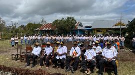 Wakil Bupati Ayub Pigome bersama kepala-kepala OPD mengikuti acara pembukaan Pameran Seni dan Kreativitas siswa di halaman SMAK Aweidabi Deiyai pada 13 Agustus 2025.