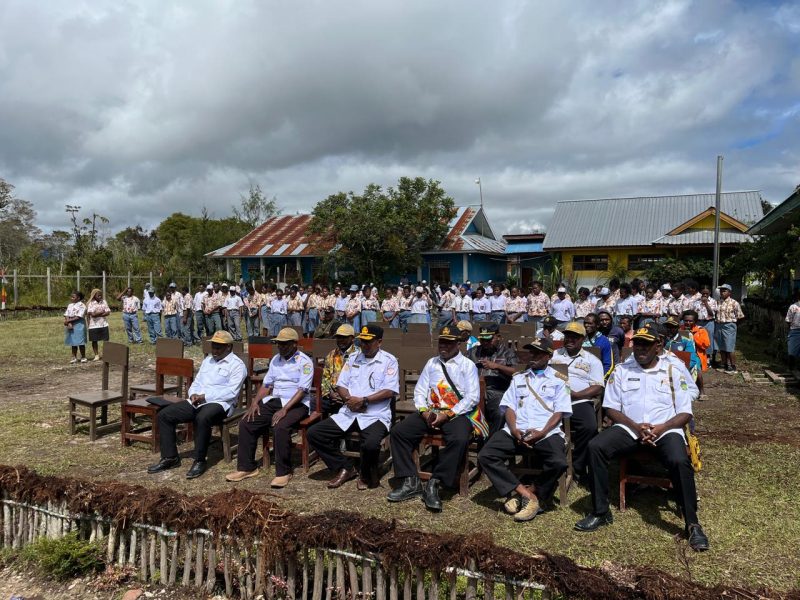 Wakil Bupati Ayub Pigome bersama kepala-kepala OPD mengikuti acara pembukaan Pameran Seni dan Kreativitas siswa di halaman SMAK Aweidabi Deiyai pada 13 Agustus 2025.