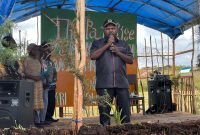 Anggota DPRK Provinsi Papua Tengah, Donatus Mote, memberikan sambutan pada pembukaan Pameran Kreativitas SMAK Aweidabi di Kabupaten Deiyai, 13 Agustus 2025.