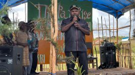 Anggota DPRK Provinsi Papua Tengah, Donatus Mote, memberikan sambutan pada pembukaan Pameran Kreativitas SMAK Aweidabi di Kabupaten Deiyai, 13 Agustus 2025.