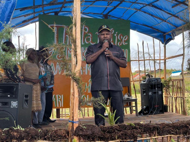 Anggota DPRK Provinsi Papua Tengah, Donatus Mote, memberikan sambutan pada pembukaan Pameran Kreativitas SMAK Aweidabi di Kabupaten Deiyai, 13 Agustus 2025.