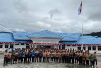 Bupati dan jajaran Forkopimda bersama anggota Pramuka Kabupaten Deiyai mengikuti upacara peringatan Hari Pramuka ke-64 di halaman Kantor Bupati Deiyai, Kamis (14/8/2025).