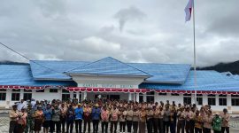 Bupati dan jajaran Forkopimda bersama anggota Pramuka Kabupaten Deiyai mengikuti upacara peringatan Hari Pramuka ke-64 di halaman Kantor Bupati Deiyai, Kamis (14/8/2025).