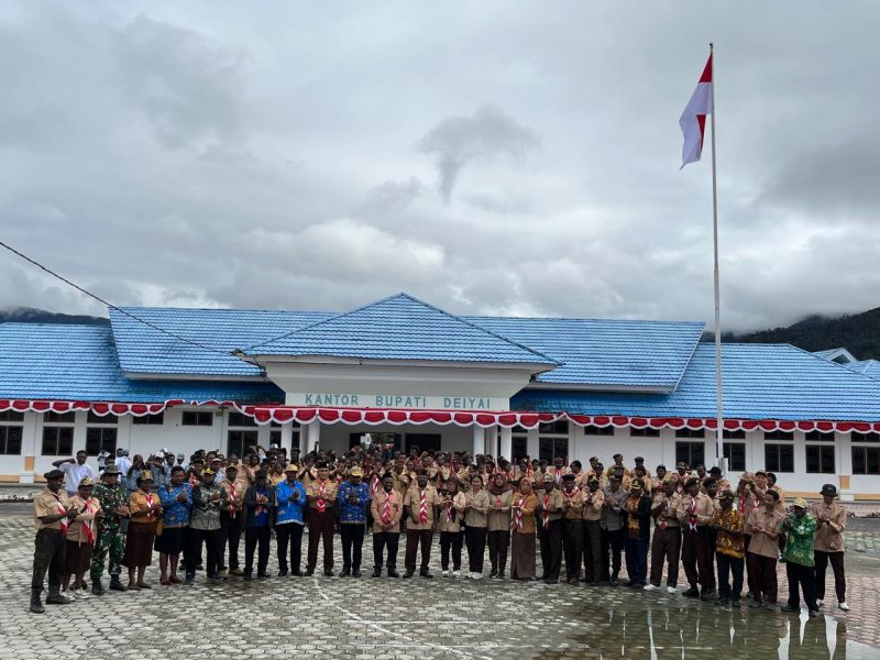 Bupati dan jajaran Forkopimda bersama anggota Pramuka Kabupaten Deiyai mengikuti upacara peringatan Hari Pramuka ke-64 di halaman Kantor Bupati Deiyai, Kamis (14/8/2025).
