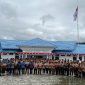 Bupati dan jajaran Forkopimda bersama anggota Pramuka Kabupaten Deiyai mengikuti upacara peringatan Hari Pramuka ke-64 di halaman Kantor Bupati Deiyai, Kamis (14/8/2025).